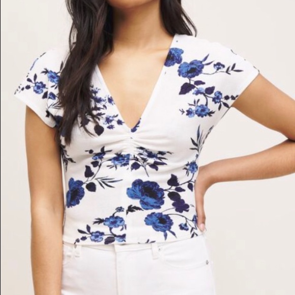 💙DYNAMITE 💙floral blue and white ruched top in XS. Never worn.
